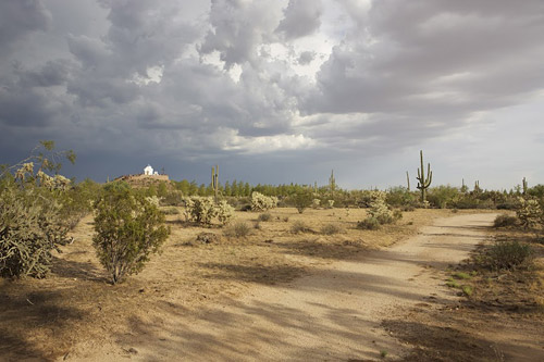 Аризона: монастырь среди кактусов.
