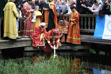 Архиепископ Тверской и Кашинский Виктор совершил малое освящение истока Волги и окропил народ освященной водой из истока.