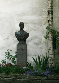 Памятник принцессе Дагмар - российской императрице Марии Федоровне, матери последнего российского 