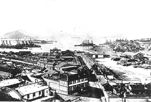 Порт-Артур после японской бомбардировки. 1904 год. В бухте — корабли затопленной эскадры