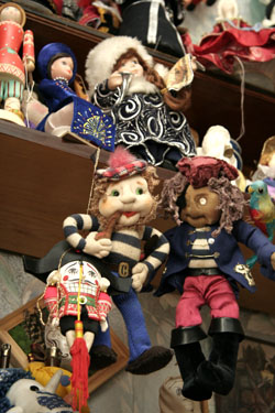 В домашней коллекции Андрея Владимировича Гнездилова около двухсот авторских кукол