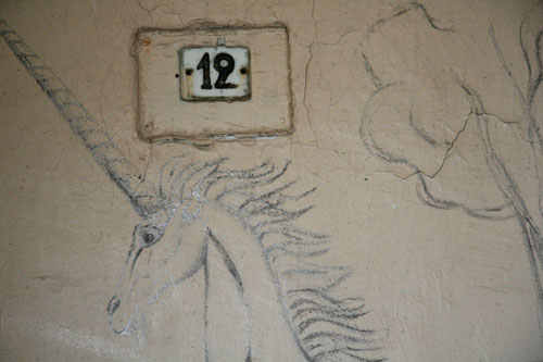 На входной двери в квартиру доктора Гнездилова нарисован единорог. За этой дверью начинается царство сказок и кукол