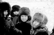 В Якутии дети играют на улице даже в 40-градусный мороз