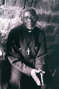 Отец Анастасиос Нсувуга - самый старший священник в деревне Дегея