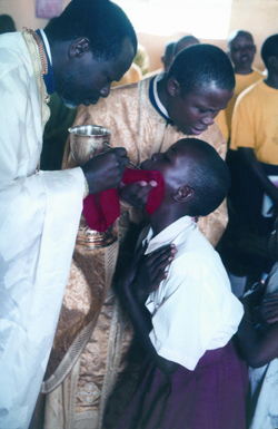 Принимая Причастие угандийцы падают на колени и сильно запрокидывают голову